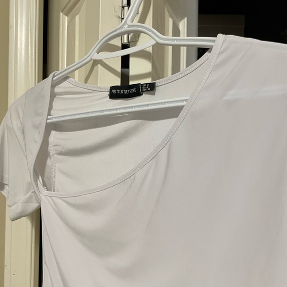 Pretty Little Thing White Asymmetrical Cropped Top - Picture 7 of 8